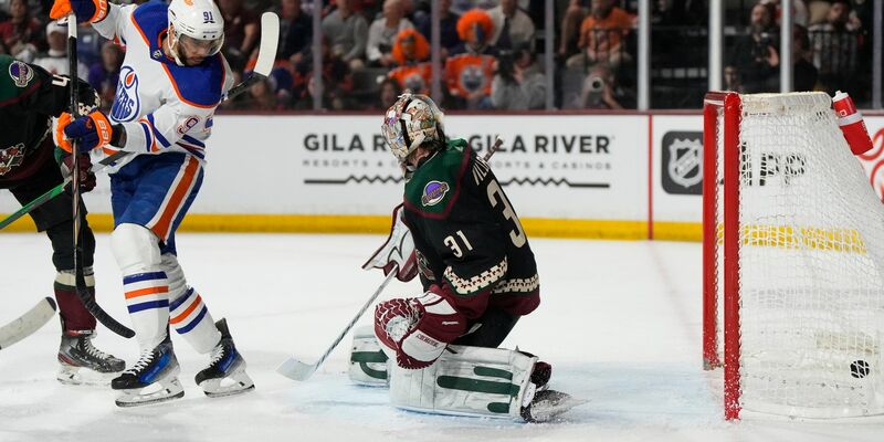 Die Edmonton Oilers setzen sich bei den Arizona Coyotes durch. - Foto: Rick Scuteri/AP/dpa