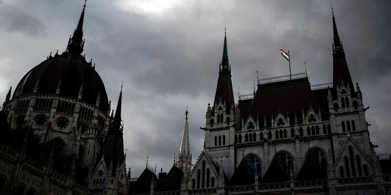 Blick auf das ungarische Parlamentsgebäude in Budapest. - Foto: Marton Monus/dpa