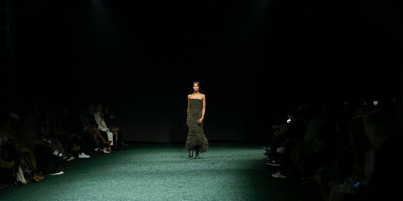 Naomi Campbell trägt eine Kreation von Burberry. - Foto: Scott A Garfitt/Invision/AP/dpa