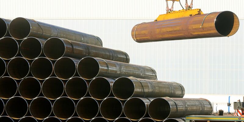 Röhren der Salzgitter Mannesmann Röhrenwerke werden in Mülheim sortiert. - Foto: Roland Weihrauch/dpa