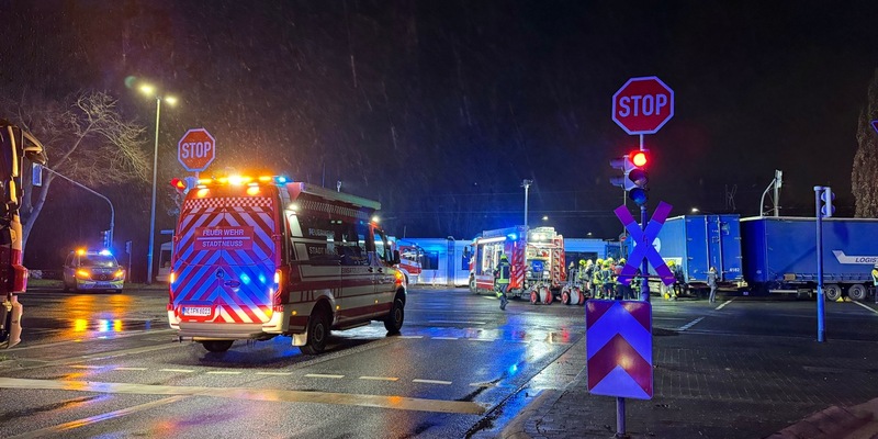 FW-NE: Verkehrsunfall zwischen Straßenbahn und LKW | Zehn Personen verletzt - Foto: presseportal.de