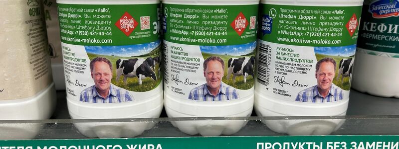 Flaschen mit Kefir in Moskau. Auf dem Etikett ist das Foto des deutschen Milchproduzenten Stefan Dürr zu sehen. - Foto: Ulf Mauder/dpa