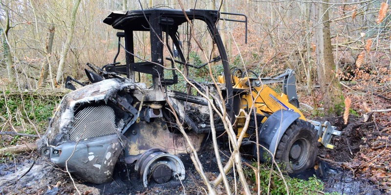 POL-HL: Ostholstein - Niendorf O. / Scharbeutz / Geklauter Radlader ausgebrannt aufgefunden - Zeugen gesucht - Foto: presseportal.de