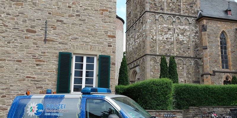POL-ME: Die Polizei lädt zum Gespräch am Streifenwagen ein - Ratingen - 2408075 - Foto: presseportal.de