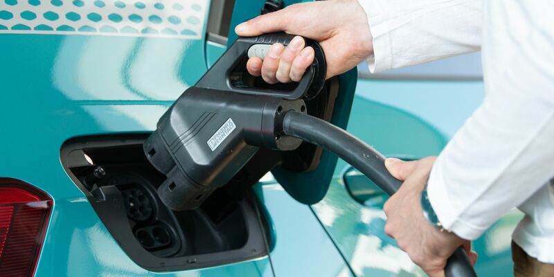 Der Rückgang der Preise für Elektroautos wird für Leasing-Kunden zunehmend zum Problem. - Foto: Sebastian Kahnert/dpa-Zentralbild/dpa