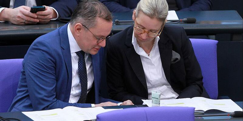 Tino Chrupalla und Alice Weidel am Smartphone (Archiv) - Foto: über dts Nachrichtenagentur