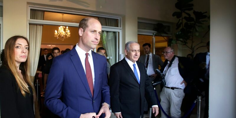 Der britische Prinz William (m) 2018 mit dem israelischen Ministerpräsidenten Benjamin Netanjahu in Israel. - Foto: Sebastian Scheiner/AP/dpa