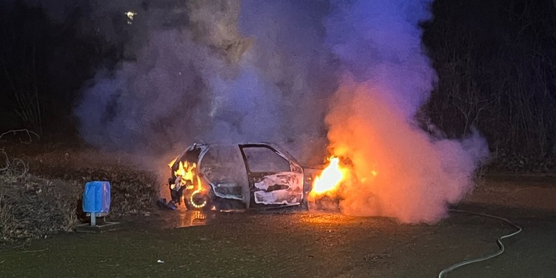 POL-NE: Geparkter Pkw brennt komplett aus - Foto: presseportal.de