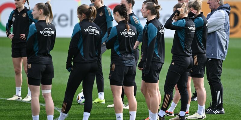 Horst Hrubesch (r) und die DFB-Spielerinnen beim Training auf dem DFB-Campus. - Foto: Arne Dedert/dpa