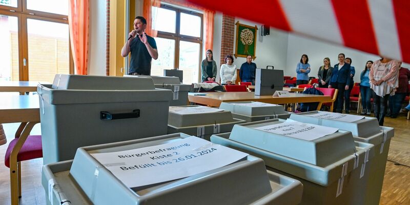 Im brandenburgischen Grünheide gab es eine Bürgerbefragung über die Pläne des Autobauers Tesla zur Erweiterung des Fabrikgeländes. - Foto: Patrick Pleul/dpa