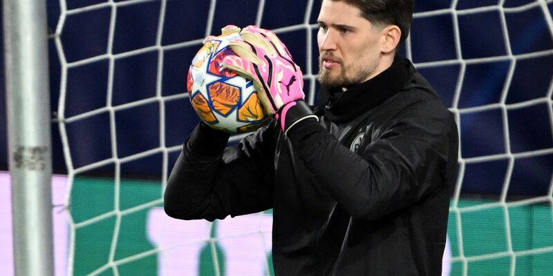 Dortmunds Torwart Gregor Kobel fällt für das Spiel in Eindhoven kurzfristig aus. - Foto: Federico Gambarini/dpa