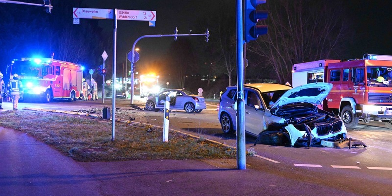 FW Pulheim: Frontalzusammenstoß auf Kreuzung - Foto: presseportal.de