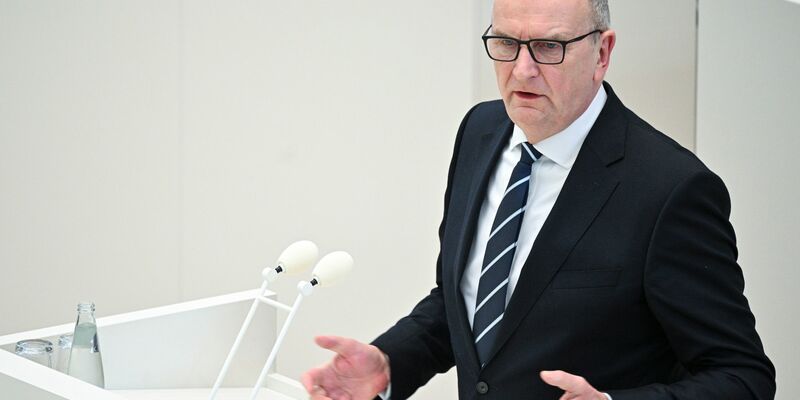 Brandenburgs Ministerpräsident Dietmar Woidke zeigt sich bislang unbeeindruckt von Umfragen. - Foto: Jens Kalaene/dpa
