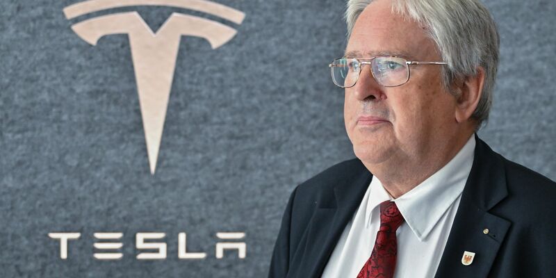 Jörg Steinbach, Wirtschaftsminister von Brandenburg, nimmt am Start des Ausbildungsjahres in der Tesla Gigafactory Berlin-Brandenburg teil. - Foto: Patrick Pleul/dpa