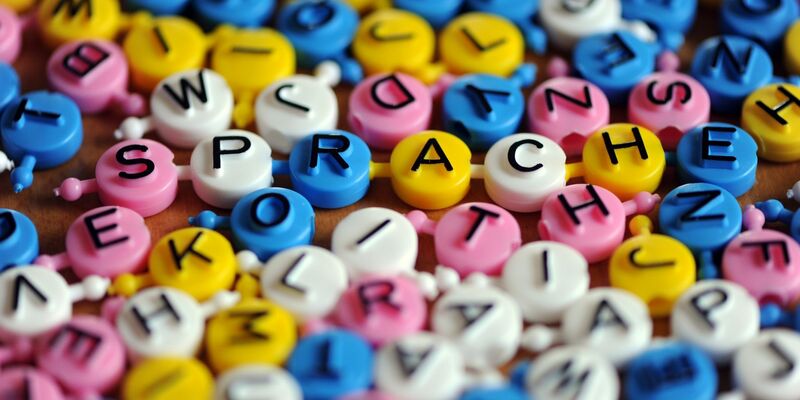 Inzwischen kann Software auf Telefonen auch in Echtzeit als Dolmetscher in einer Unterhaltung helfen - Foto: Jens Kalaene/dpa