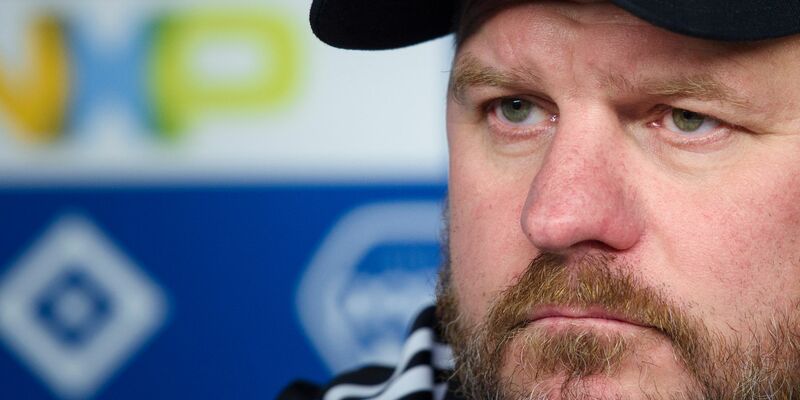 Steffen Baumgart nimmt an einer Pressekonferenz zu seiner Vorstellung als Cheftrainer des Hamburger SV teil. - Foto: Gregor Fischer/dpa