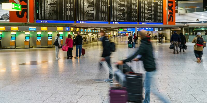 Reisende gehen durch die Abflughalle des Flughafens Rhein-Main. Der Warnstreik des Bodenpersonals der Lufthansa ist beendet. - Foto: Andreas Arnold/dpa