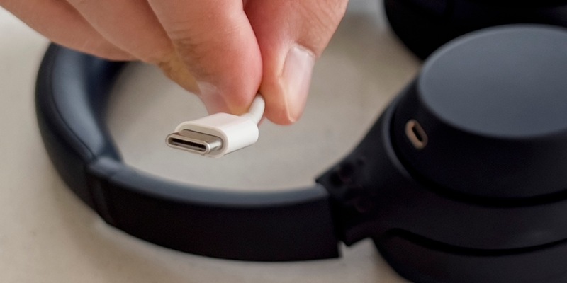 USB Type C: TÜV SÜD informiert zu Funktionen des Universalsteckers - Foto: presseportal.de