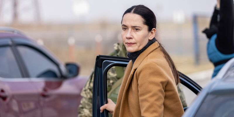 Die ukrainische Therapeutin Lydia (Anastasia Karpenko) bietet Mitfahrmöglichkeiten in ihrem Auto an. - Foto: Roman Lisovsky/ZDF/dpa