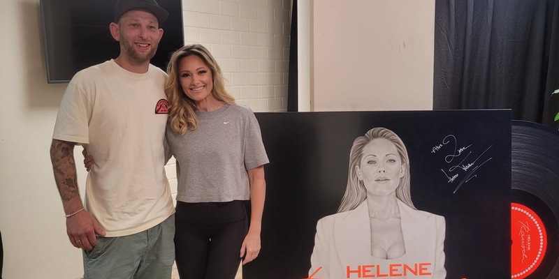 Helene Fischer versteigert riesiges Kunstwerk und macht damit Kinderträume wahr / Bei United Charity können Fans für den guten Zweck auf das signierte Kunstwerk bieten - Foto: presseportal.de