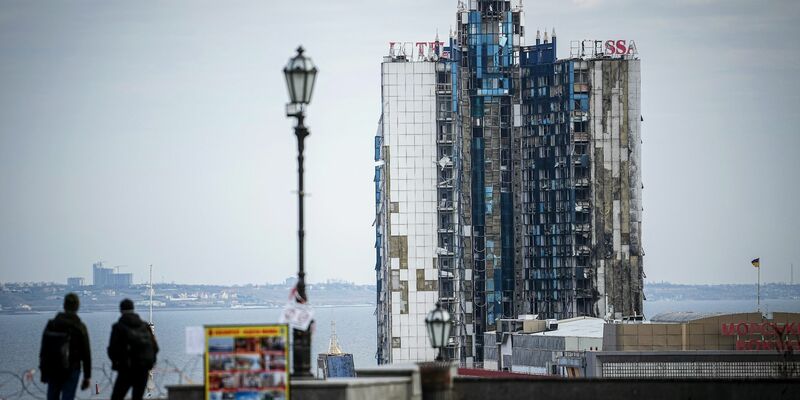 Das zerstörte Hotel Odessa in der gleichnamigen Hafenstadt. Das Hotel wurde am 25. September 2023 von russischen Marschflugkörpern getroffen. - Foto: Kay Nietfeld/dpa