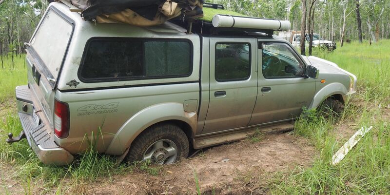 Mit ihrem Allradfahrzeug haben sich zwei junge Deutsche hoffnungslos festgefahren. - Foto: Umweltbehörde DES/dpa