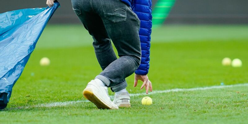 Bei der Höhe künftiger Strafen geht es nicht um die Anzahl der geworfenen Tennisbälle. - Foto: Uwe Anspach/dpa