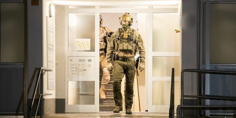 Einsatzkräfte der Polizei verlassen ein Gebäude in Düsseldorf. - Foto: Justin Brosch/dpa