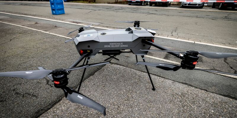 Eine voll automatisierte Drohnen-Flotte soll Unternehmen in Lüdenscheid, das vom A45-Rahmede-Brückendesaster stark belastet ist, dringend benötigte Teile über die Staus hinweg aus der Luft anliefern. - Foto: Christoph Reichwein/dpa