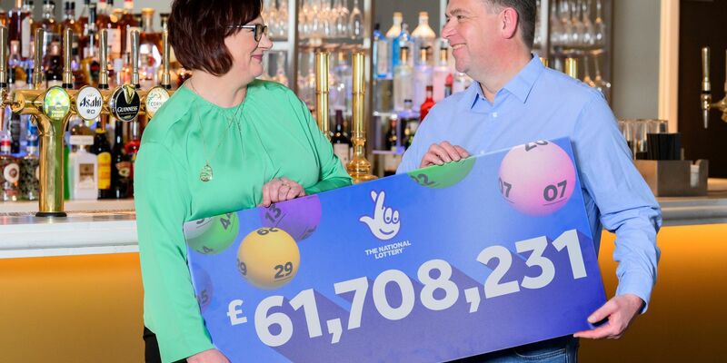 Debbie und Richard Nuttall nehmen 61.708.231 Pfund (etwa 71 Millionen Euro) mit nach Hause. - Foto: Anthony Devlin/Allwyn/PA Media/dpa