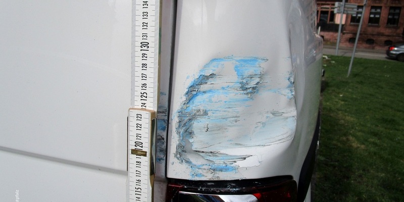 POL-PPWP: Blaues Fahrzeug mit Unfallschäden gesucht! - Foto: presseportal.de