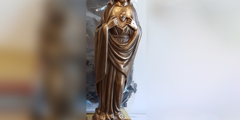 POL-WE: + Wo ist die Jesus-Statue? + Hakenkreuze und Parolen hinterlassen + Einbrüche in Ilbenstadt, Butzbach und Vilbel + Taschendieb schlägt zu + Aus Autos bedient + Sprayer an Schule + Autodieb scheitert + - Foto: presseportal.de
