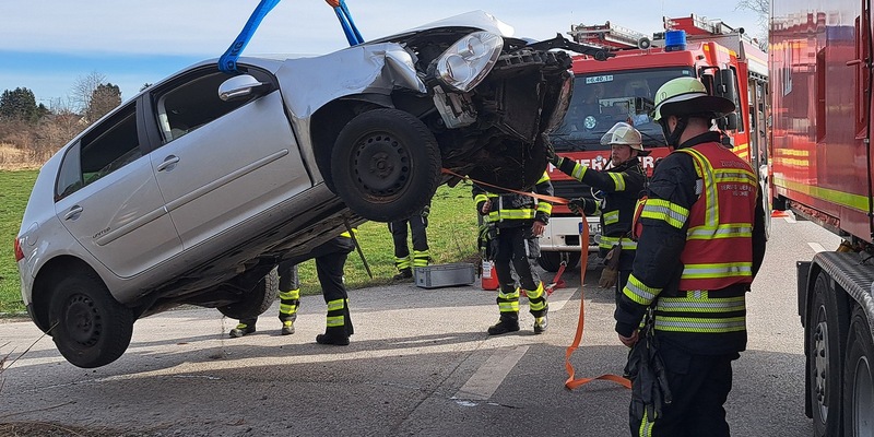 FW-M: Pkw fährt in den Bach (Lochhausen) - Foto: presseportal.de
