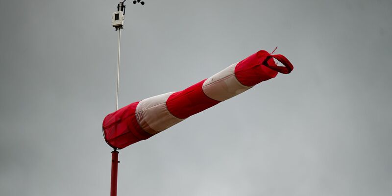 Vor allem in der Westhälfte Deutschlands sind laut Deutschem Wetterdienst Böen zwischen 70 und 80 Kilometer pro Stunde möglich. Noch kräftiger werden soll der Wind auf den Gipfeln der Mittelgebirge und an der Nordsee. - Foto: Marius Bulling/dpa