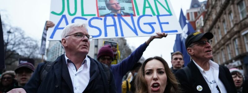 Julian Assanges Frau Stella Assange (M) marschiert mit Unterstützern nach der Auslieferungsanhörung in London vom Royal Courts of Justice zur Downing Street. - Foto: James Manning/PA Wire/dpa