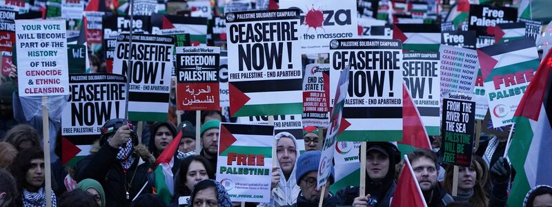 Auf einer pro-palästinensischen Demonstration in London wird ein Waffenstillstand im Gazastreifen gefordert. - Foto: Lucy North/PA Wire/dpa