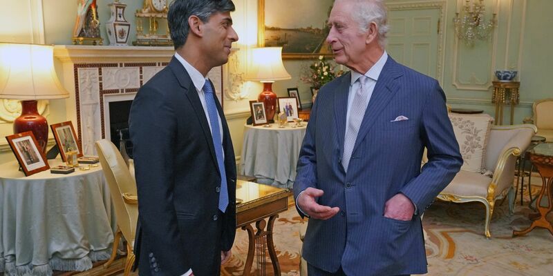 König Charles III. empfängt Premierminister Rishi Sunak (l) im Buckingham-Palast. - Foto: Jonathan Brady/PA Wire/dpa