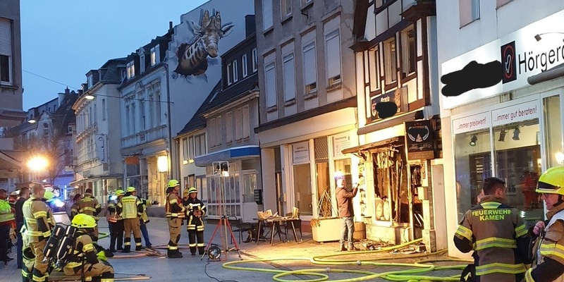 FW Kamen: Brennende Pizzeria in der Kamener Innenstadt - Foto: presseportal.de