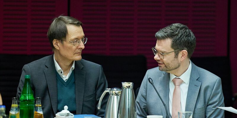 Gesundheitsminister Karl Lauterbach (l) und Justizminister Marco Buschmann bei der Sitzung des Vermittlungsausschuss von Bundestag und Bundesrat. - Foto: Joerg Carstensen/dpa