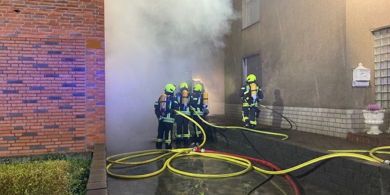 FW-OB: Garagenbrand mit Verpuffungen - Foto: presseportal.de
