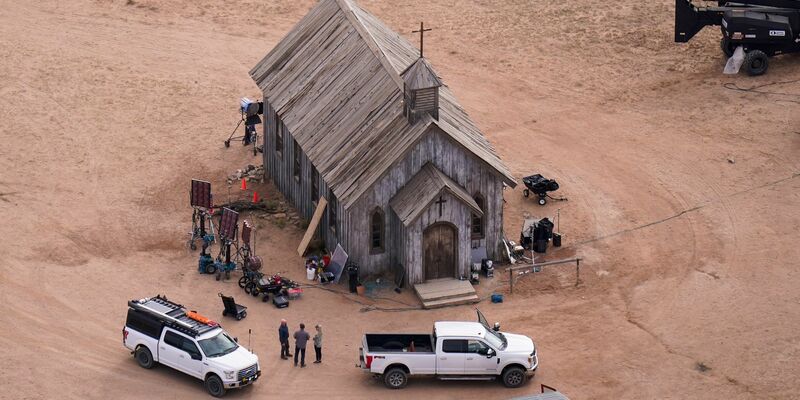 Luftaufnahme der Bonanza Creek Ranch mit dem Set des Films «Rust». - Foto: Jae C. Hong/AP/dpa