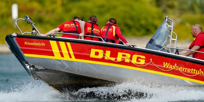 Die DLRG-Lebensretter stellen ihre Statistik zu den Todesfällen durch Ertrinken für 2023 vor. - Foto: Uwe Anspach/dpa