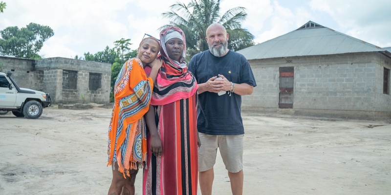 Geballte Hip-Hop Power: Nura Omer und Niko BACKSPIN für die SOS-Kinderdörfer weltweit in Tansania - Foto: presseportal.de