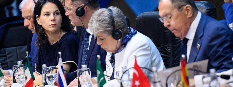 Bundesaußenministerin Annalena Baerbock (l) sitzt nur drei Plätze vom russischen Außenminister Sergej Lawrow (r) beim G20-Außenministertreffen entfernt. - Foto: Bernd von Jutrczenka/dpa