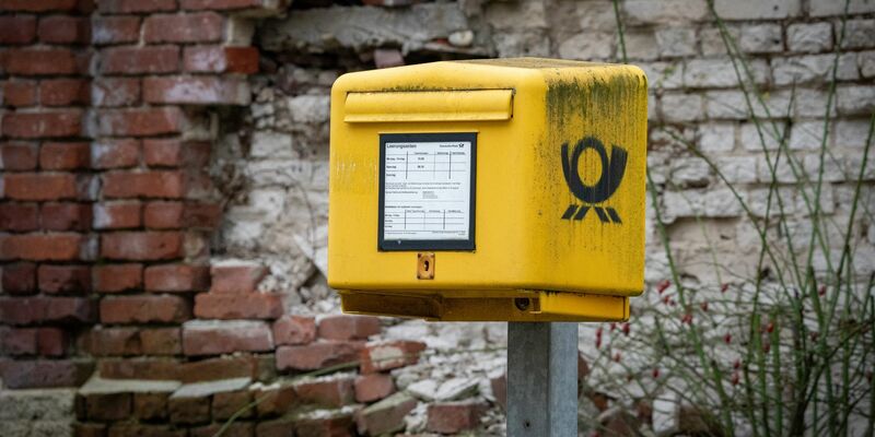 Bisher muss die Deutsche Post mindestens 80 Prozent der aufgegebenen Briefe am nächsten Werktag zustellen, am zweiten Werktag muss der Wert bei 95 Prozent liegen. - Foto: Soeren Stache/dpa