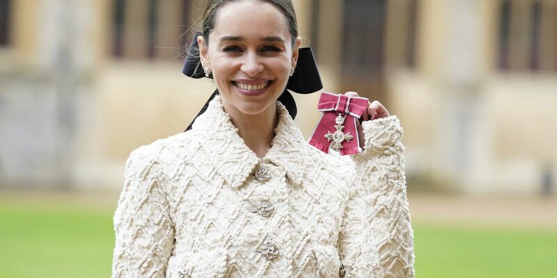 Emilia Clarke zeigt ihren Orden, nachdem sie und ihre Mutter von Prinz William auf Schloss Windsor zu Mitgliedern des Ordens des Britischen Empire ernannt wurden. - Foto: Andrew Matthews/Pool PA/dpa