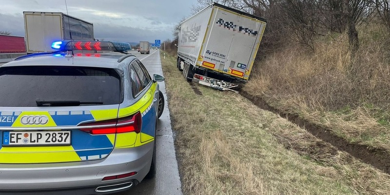 API-TH: Sattelzug fährt in Straßengraben auf der A 4 bei Erfurt! - Foto: presseportal.de