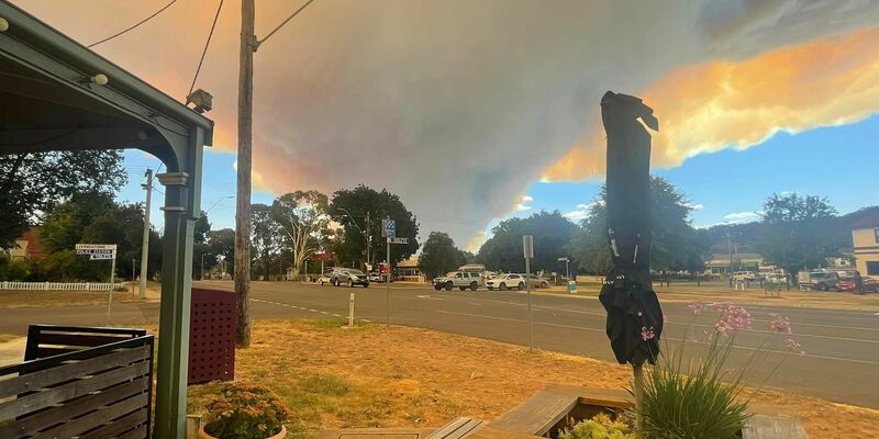 In der australischen Stadt Ballarat ist das heftige Buschfeuer aus der Ferne zu sehen. - Foto: Beaufort Park Cafe/AAP/dpa