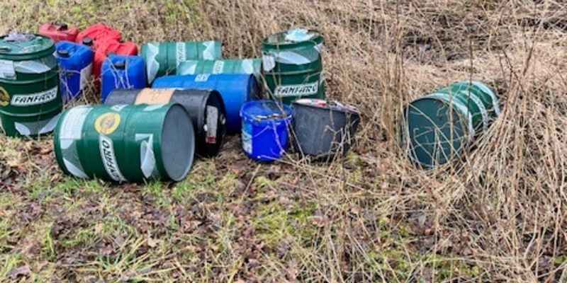 POL-RZ: Polizei sucht Zeugen nach einer unerlaubten Entsorgung von Ölfässern - Foto: presseportal.de