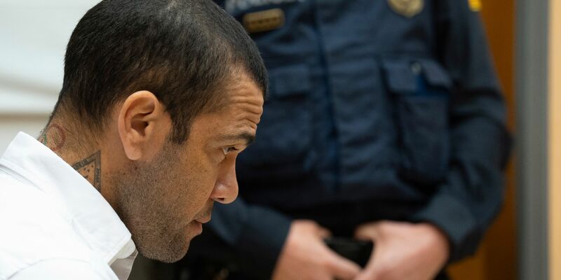 Der brasilianische Fußballer Dani Alves wurde zu einer mehrjährigen Haftstrafe verurteilt. - Foto: D.Zorrakino/POOL EUROPA PRESS/dpa